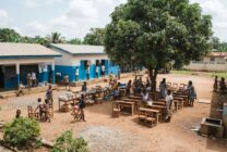 Pátio de escola durante preparativos para o início do ano lectivo em Angola