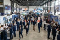 Sala de conferência da indústria petrolífera em Luanda com exposições e profissionais do sector