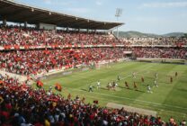 Estádio de futebol angolano durante partida do Girabola com adeptos nas bancadas