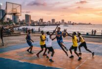 Campo de basquetebol ao ar livre junto à baía com jogadores em acção durante torneio 3x3