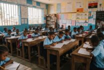Crianças do ensino primário numa sala de aula em Luanda durante actividades de alfabetização