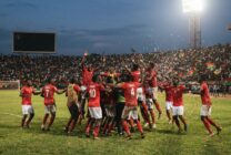 Jogadores de futebol celebram vitória em estádio africano durante jogo de qualificação
