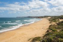 Paisagem costeira angolana com praias e oceano Atlântico representando potencial turístico do país