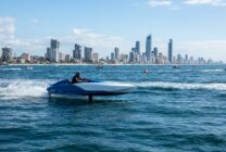 Barco eléctrico de corrida em competição náutica sustentável