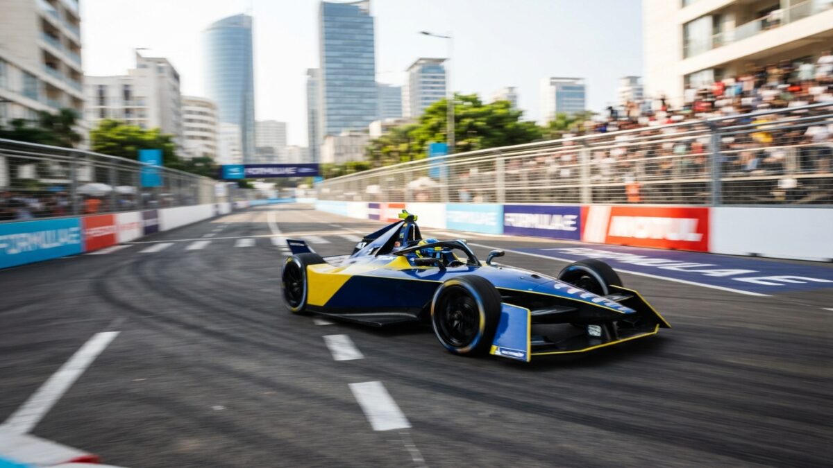 Monolugar eléctrico de Fórmula E da equipa Westbrook Racing by Visit Angola em competição